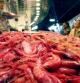 En pescaderías del mercado de la Boquería se podía comprar ayer gamba de Palamós grande y fresca a 49 euros el Kilo