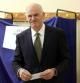 El líder socialista opositor George Papandreou vota en un colegio electoral de Atenas