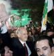 Giorgio Papandreu saluda a sus seguidores en el exterior de la sede del partido en el centro de Atenas tras su victoria por mayoría absoluta en las elecciones generales