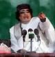 El líder libio, Muamar el Gadafi, se dirige a los asistentes tras presidir la oración vespertina en Benghazi, Libia