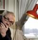 El artista sueco Lars Vilks habla por teléfono desde su casa en Nyhamnslage, al sur de Suecia