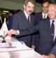 El presidente del Comité Olímpico Internacional (COI), Juan Antonio Samaranch, junto al alcalde de Barcelona, Pasqual Maragall, en la inauguración del centro principal de prensa de los Juegos Olímpicos, el 12 de julio de 1992