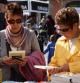Dos mujeres miran algunos libros en una parada de la Plaça Cal Font de Igualada, en el Día de Sant Jordi