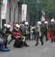 Unos agentes de la Policía antidisturbios cargan contra un grupo de manifestantes durante un acto de protesta frente al Parlamento griego