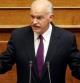 El primer ministro griego, Yorgos Papandréu, pronuncia un discurso ante el Parlamento de Atenas, durante el debate sobre el plan de austeridad trienal valorado en 30.000 millones de euros, que es la condición para que Grecia pueda ser rescatada por sus socios europeos y el FMI