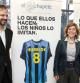 Rodrigo Ron, director de El Chupete, junto a Dora Ibars, de la Generalitat valenciana, junto al cartel promocional de la eedición de 2010 del festival
