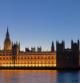 El Palacio de Westminster, visto desde la orilla del río Támesis al atardecer