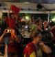 Españoles (muchos de ellos catalanes) celebrando en juntos en Parma (Italia) la victoria de la roja