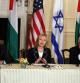 La secretaria de Estado, Hillary Clinton, se sienta entre el presidente palestino, Mahmud Abas, y el primer ministro de Israel, Benjamin Netanyahu
