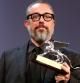 El realizador vasco, Alex de la Iglesia, con el premio a mejor dirección