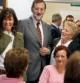 El presidente del PP, Mariano Rajoy, junto a la candidata del PPC a la Generalitat, Alicia Sánchez-Camacho, conversa con un grupo de mujeres durante su visita esta a una residencia de gente mayor de Cerdanyola del Vallès