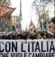 Manifestantes del partido de centro derecha PD sostienen una pancarta en la que se lee 'Con la Italia que quiere el cambio'