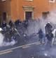 Agentes de la Policía italiana cargan contra los manifestantes que protestaron contra el Gobierno de Silvio Berlusconi, durante los duros enfrentamientos ocurridos ante la sede del Senado y la plaza Venecia, en el centro de Roma.