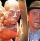 Gunther von Hagens junto a una de sus plastinaciones