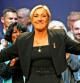 Marine Le Pen se emociona tras su elección como líder del partido ultraderechista francés Frente Nacional (FN) en Tours, el oeste de Francia