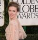La actriz Scarlett Johansson en un vestido color nude a su llegada a los Globos de oro