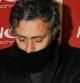 José Mourinho mira la hora, antes del encuentro ante Osasuna
