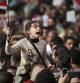 Una joven grita en la plaza Tahrir en plena protesta contra el Gobierno de Mubarak