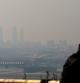 La contaminación sobre Madrid vista desde Paracuellos y, en primer término, la T1 de Barajas