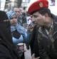Un oficial del ejército egípcio habla con una manifestante mietras los militares tratan de impedir el acceso a la plaza Tahrir de El Cairo