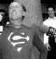 Ruiz Mateos con su disfraz más recordado, el de Superman, a las puertas del juzgado
