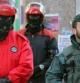 Un guardia civil y dos ertzainas custodian hoy un inmueble de Bilbao en el marco de la operación que ha llevado a la detención de cuatro presuntos miembros de ETA a los que acusa de participar en el atentado contra el inspector de Policía Eduardo Puelles
