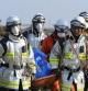 Equipos de rescate japoneses transportan el cuerpo sin vida de una persona arrollada por el tsunami en Sendai