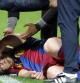 Leo Messi se duele de un golpe en la rodilla tras un choque con el portero del Sevilla, Javi Varas, que hizo temer por la continuidad del delantero azulgrana en el partido