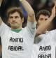 Los jugadores del Madrid se enfundaron unas camisetas para dar ánimos a Abidal al final del partido