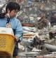 Un hombre recoge las pocas pertenencias personales después de haber perdido su casa tras el terremoto en el nordeste de Japón