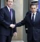 El presidente francés Nicolás Sarkozy recibe al primer ministro del Reino Unido David Cameron a la reunión en Paris para decidir los términos de la intervención de Libia