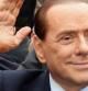 Silvio Berlusconi saluda tras salir del tribunal en el que se celebró la vista preliminar del caso Mediatrade