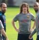 El jugador del FC Barcelona Eric Abidal (2d), dieciocho días después de ser intervenido de un tumor en el hígado, conversa con su entrenador, Josep Guardiola (2i), y sus compañeros Carles Puyol (i), Gerard Piqué (d) y Bojan Krkic(d), en los primeros minutos del entrenamiento que ha realizado esta mañana la plantilla barcelonista en la Ciudad Deportiva Joan Gamper. Abidal se visitió de corto aunque solo para pasear durante algunos minutos sobre el césped