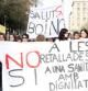 El personal sanitario ha mostrado pancartas en contra de los recortes por las calles del centro de Barcelona