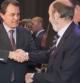 Artur Mas y Pérez Rubalcaba se saludan en un acto en noviembre de 2010