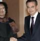 El presidente del Gobierno, José Luis Rodríguez Zapatero, saluda al líder de Libia Muamar Al Gadafi con quien se reunió en el Palacio de la Moncloa el 17 de diciembre de 2007, en la primera visita oficial a España del máximo dirigente libio.