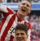Mario Gomez y Bastian Schweinsteiger celebran uno de los goles de su equipo