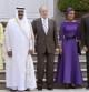 Los reyes Don Juan Carlos (c) y Doña Sofía (2i) posan con el emir de Catar, Hamad Bin Jalifa al-Thani (3i), y su esposa Mozah Bint Nasser (3d), acompañados de los Príncipes de Asturias, Don Felipe (2d) y Doña Letizia (d), y la Infanta Doña Cristina (i) en el Palacio de El Pardo, durante la visita oficial celebrado en abril de 2011