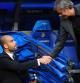 Mourinho y Guardiola, a pesar de su guerra dialéctica, se saludan antes del inico del partido