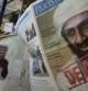 Un paquistaní lee un periódico en Karachi (Pakistán) anunciando la noticia sobre la muerte de Osama Bin Laden.