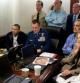 Fotografía del presidente de EE.UU., Barack Obama, el vicepresidente, Joe Biden, y la secretaria de Estado, Hillary Clinton, acompañados por los miembros del equipo de Seguridad nacional recibiendo una actualización sobre la misión contra Osama bin Laden en la noche del 1 de mayo de 2011, en la Sala de Situación de la Casa Blanca en Washington DC (EE.UU.)