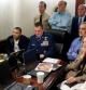 Fotografía cedida del presidente de EE.UU., Barack Obama, el vicepresidente, Joe Biden, y la secretaria de Estado, Hillary Clinton, acompañados por los miembros del equipo de Seguridad nacional recibiendo una actualización sobre la misión contra Osama bin Laden en la noche del 1 de mayo de 2011, en la Sala de Situación de la Casa Blanca en Washington DC.