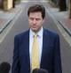 El líder del partido Liberal Demócrata, Nick Clegg, habla con los periodistas tras conocer los malos resultados electorales