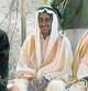 Osama bin Laden en la boda de su hijo Mohamed en Kandahar (Afganistán) en enero del 2001; a la izquierda, el padre de la novia