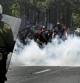 Agentes de la Policía griega antidisturbios lanzan gases lacrimógenos a los manifestantes durante una protesta con motivo de la huelga general que vive este miércoles Grecia