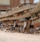 Dos mujeres se lamentan ante uno de los edificios derruidos por el terremoto quesacudió Lorca el pasado miércoles