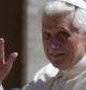 El papa Benedicto XVI saluda a los fieles durante la celebración de la Audiencia General de los Miércoles en la Plaza de San Pedro del Vaticano