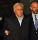 Dominique Strauss-Kahn sale esposado de la comisaría de Harlem, en Nueva York