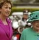 La presidenta irlandesa, Mary McAleese, izquierda, da la bienvenida a la reina Isabel II de Inglaterra a su llegada a Aras an Uachtarain, la residencia oficial de la presidenta irlandesa, en Phoenix Park, Dublin (Irlanda)