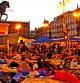 Cientos de personas amanecían hoy en la madrileña Puerta del Sol, en donde se mantienen las críticas a la clase política y se organizan para continuar las movilizaciones las 24 horas del día